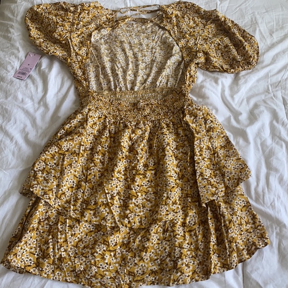 A backless summer dress - Picture 2 of 2